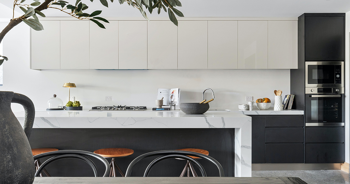 Flat panel kitchen cabinet door style